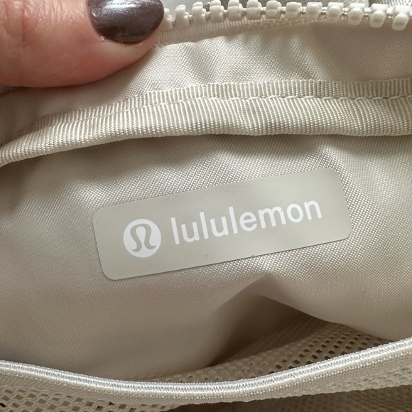 Lululemon Everywhere Belt Bag White Opal 1L brand new with tags - Picture 8 of 10